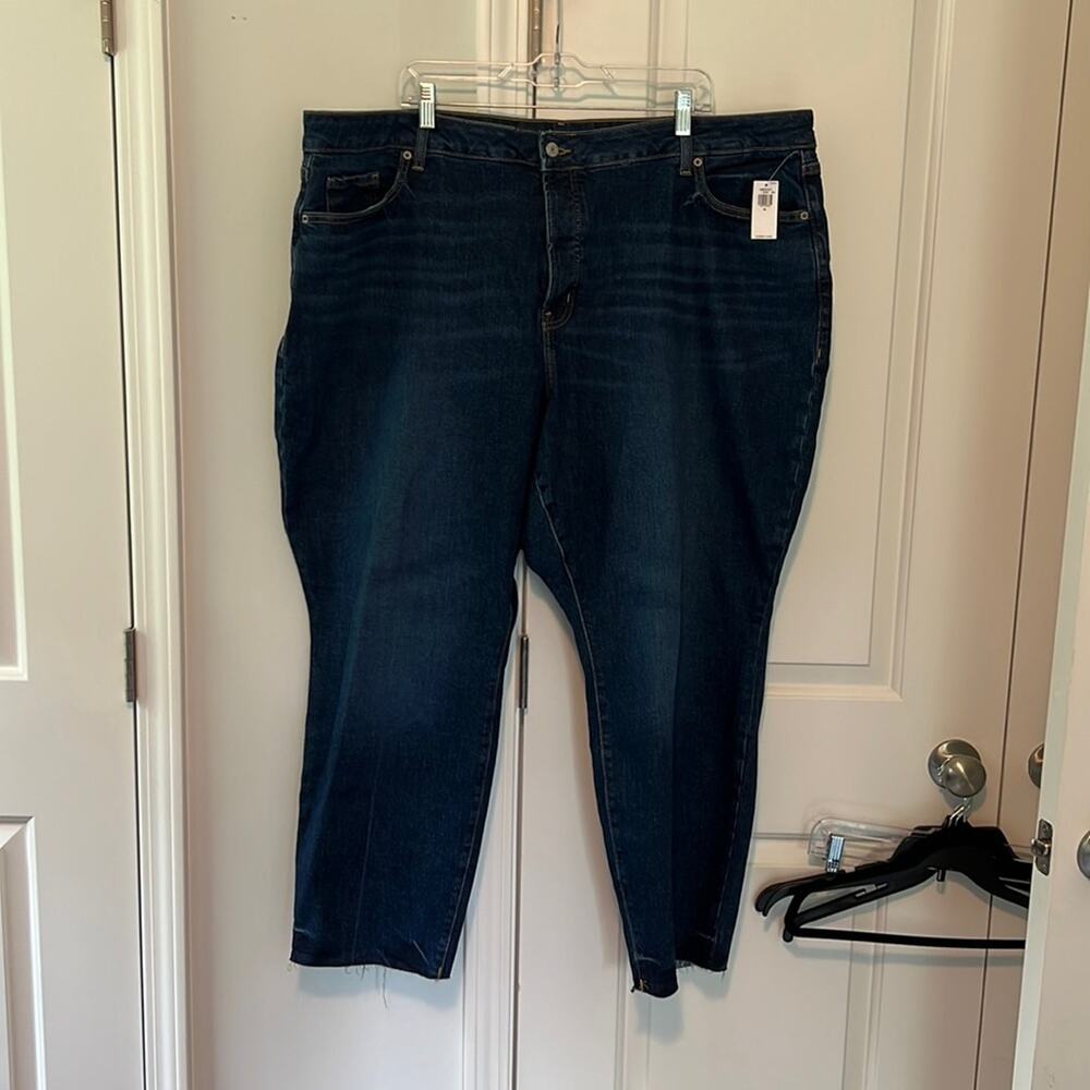 Old Navy Curvy High-Waisted Button-Fly OG Straight Cut-Off Ankle Jeans - Picture 3 of 16